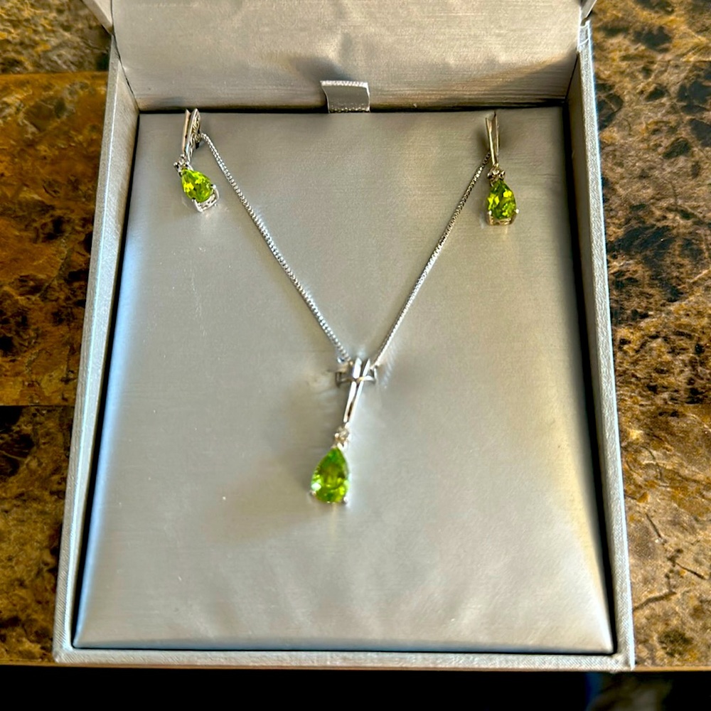 Peoples jewelry pear cut peridot necklace and earring set. Sterling silver chain